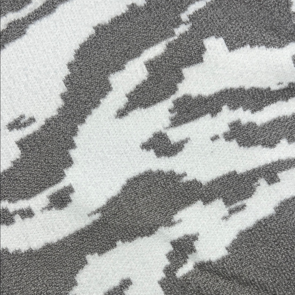 Women’s William Rast Gray and White Crew Neck Sweater size medium - Picture 3 of 8